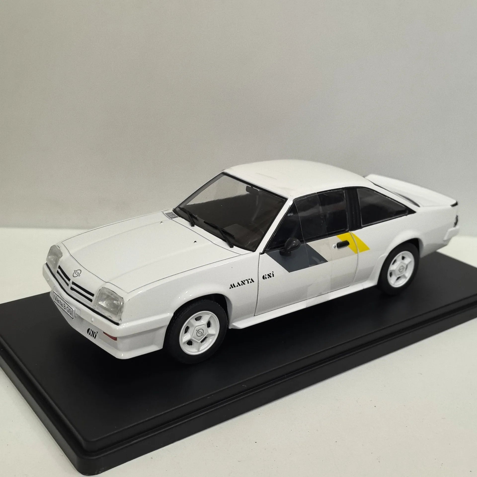 Diecast WHITEBOX 1/24 Scale OPEL MANTA B GSSI K3 Alloy Car Model