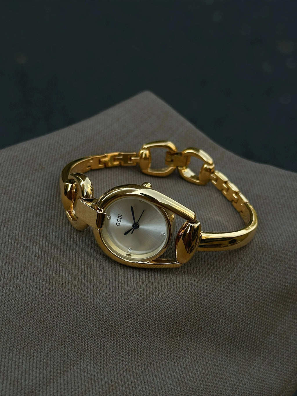 Luxury Gold Ladies Watch Medieval Aristocratic Ladies Watch Exquisite Quartz Watch Waterproof