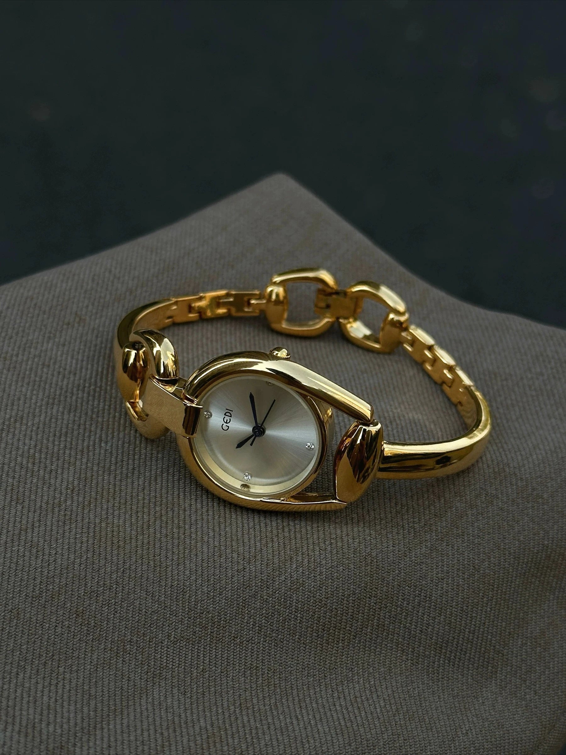 Luxury Gold Ladies Watch Medieval Aristocratic Ladies Watch Exquisite Quartz Watch Waterproof