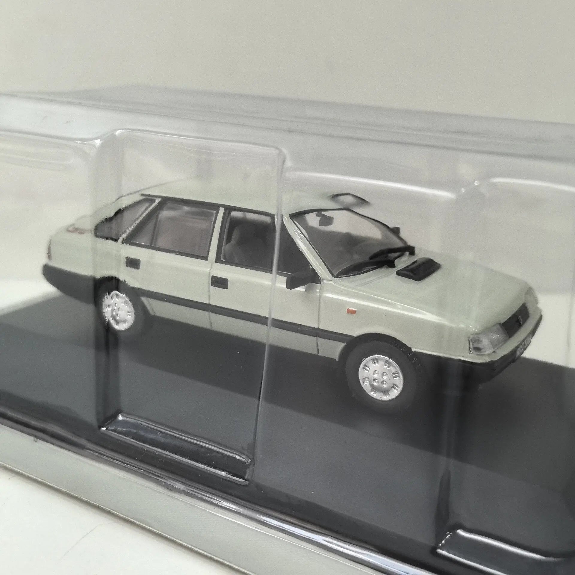 Diecast IXO 1/43 Scale FSO POLONEZ CARO V7 Alloy Car Model