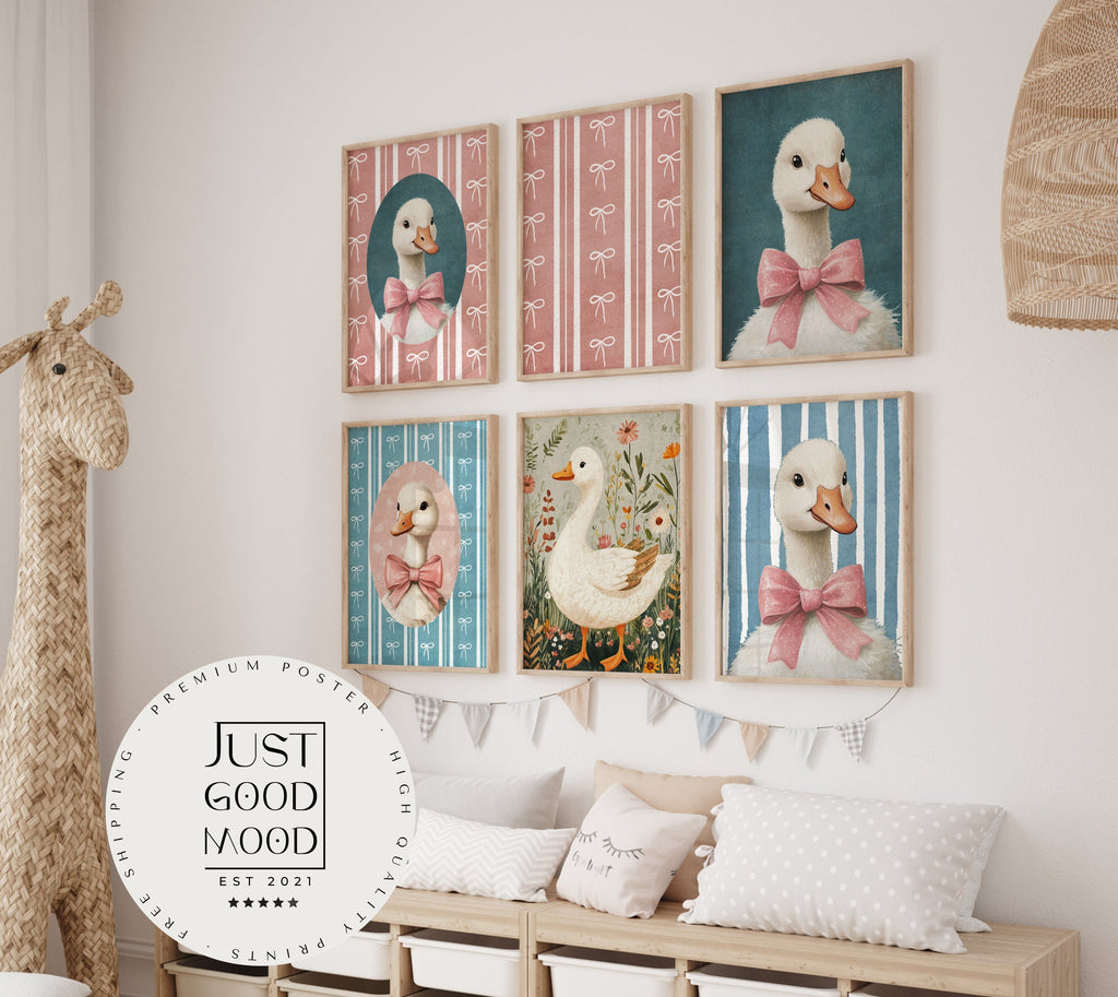 Poster Kinderzimmer Gänse mit Schleife · Geschenkidee für Kinder · Rosa & Blau · Bauernhof Deko Print ohne Rahmen